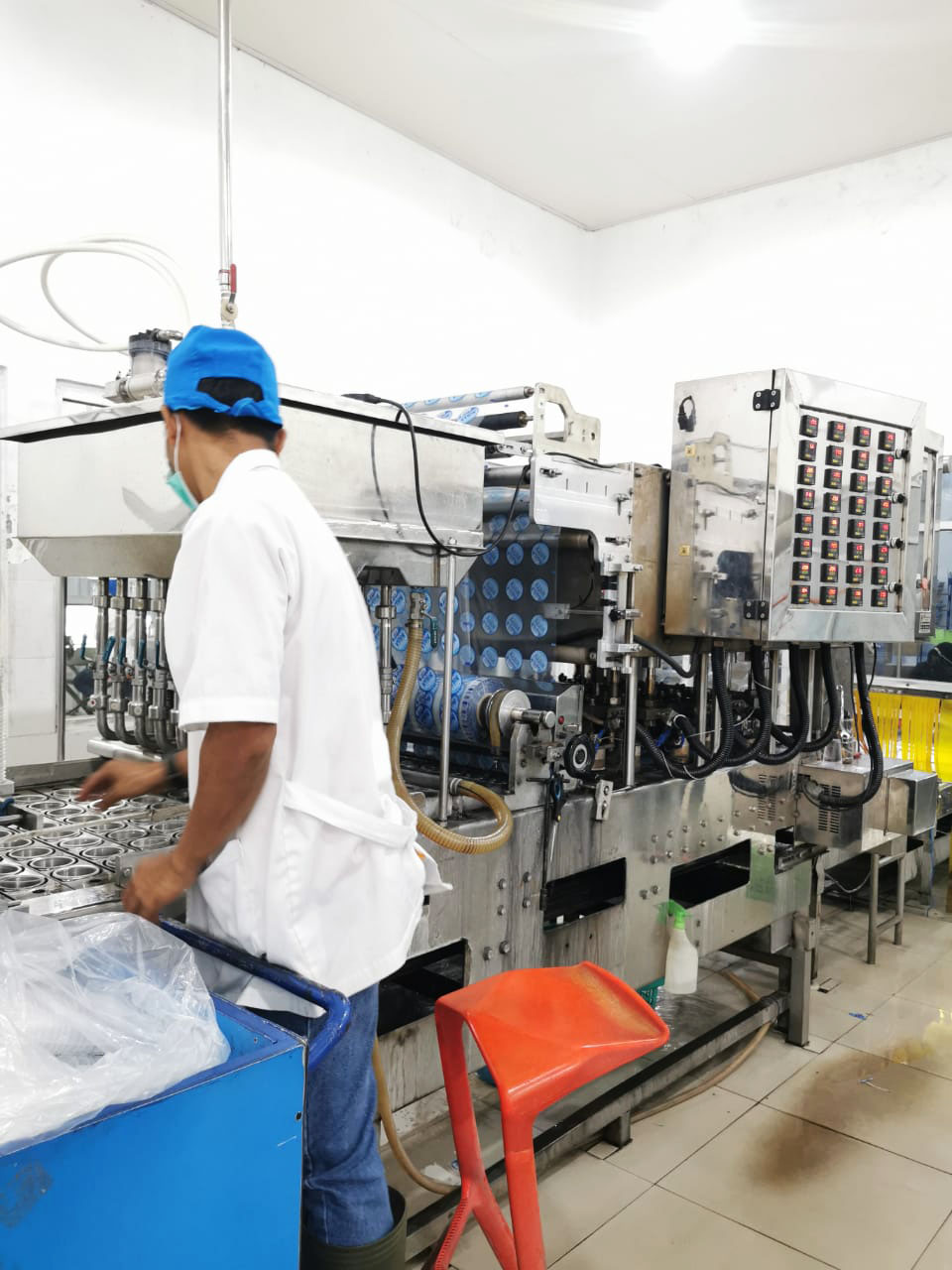 Proses produksi air di pabrik AGUEN — Aoba Water Solutions
